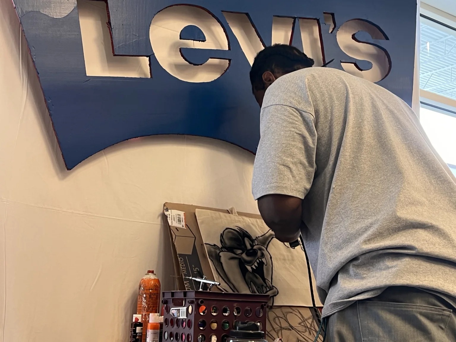 Levi’s Live Airbrush